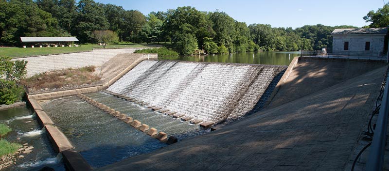 Photo of Lake Roland Dam, with Lake Roland behind it.